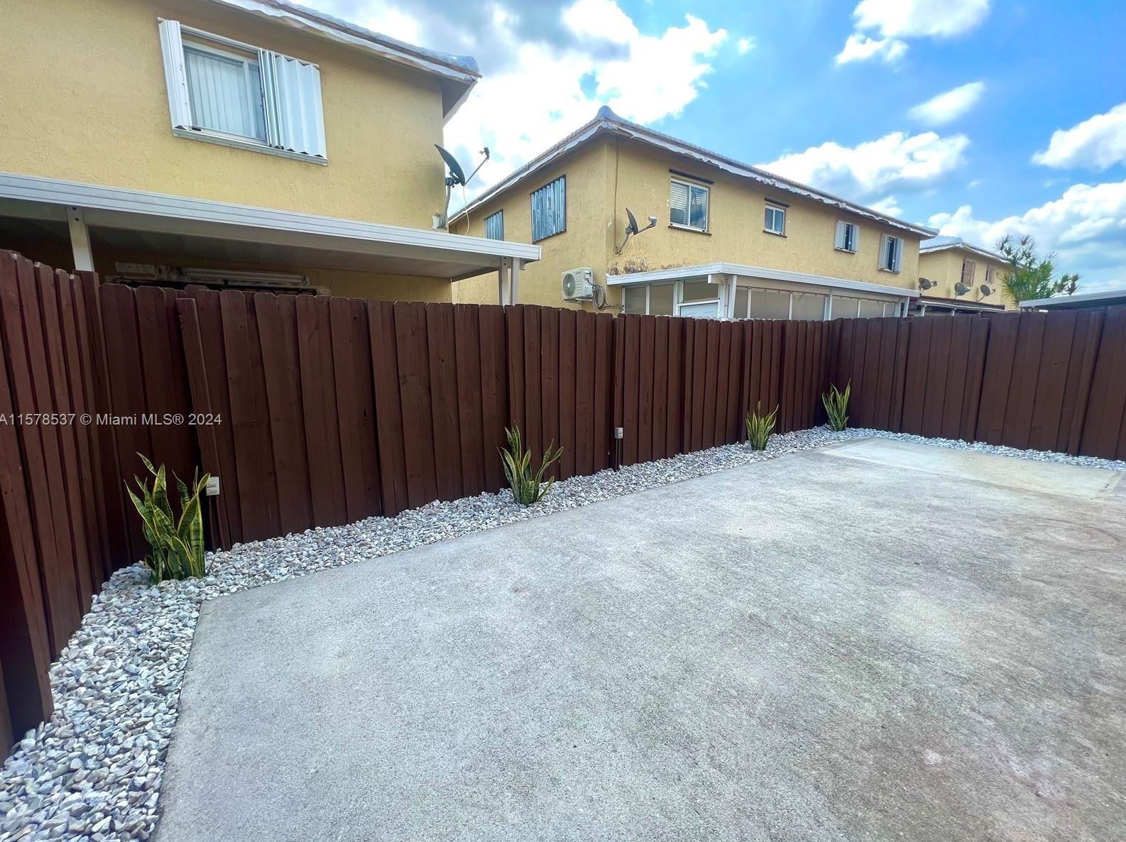 3248 W 70th St #101, Hialeah, FL 33018