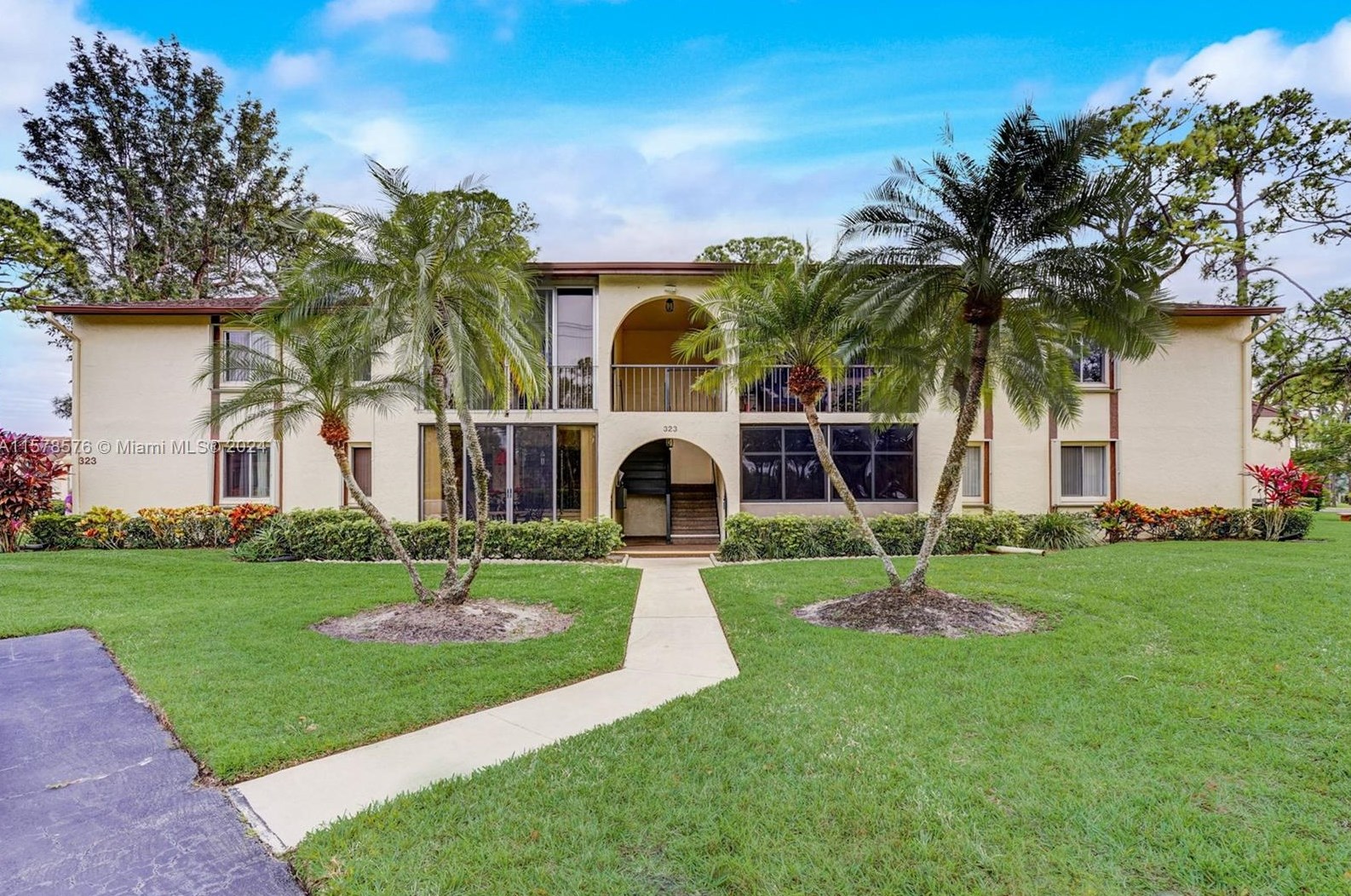323 Knotty Pine Cir, Lake Worth, FL 33463-9192