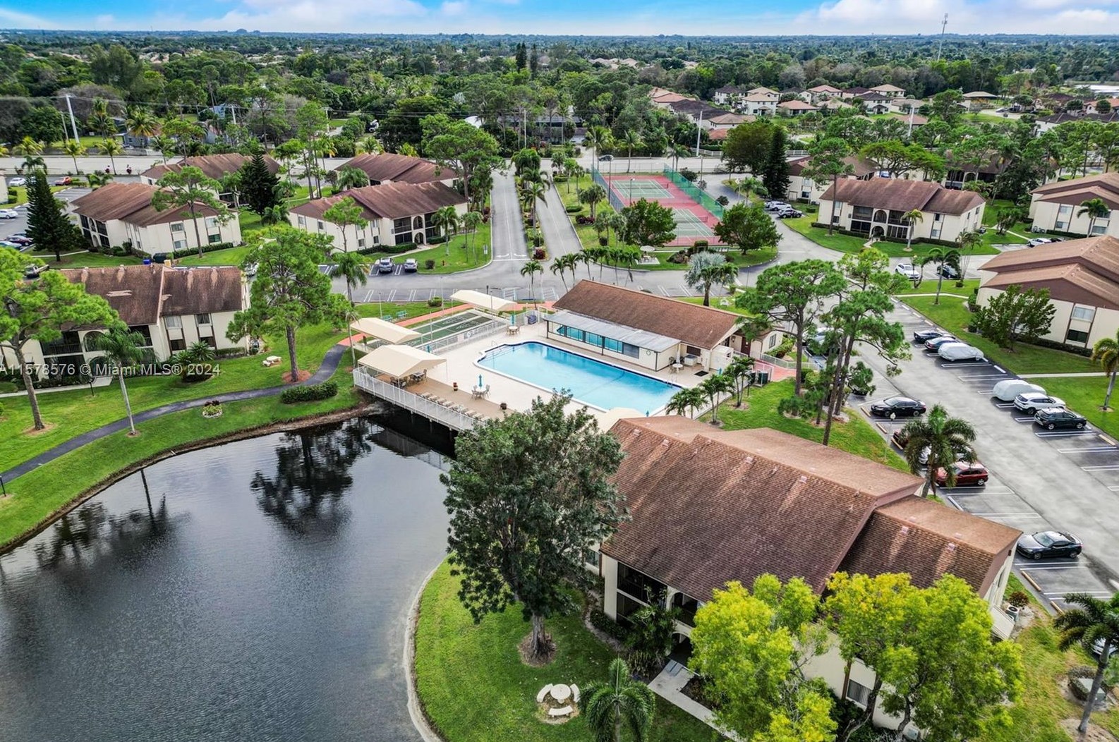 323 Knotty Pine Cir, Lake Worth FL  33463-9192 exterior