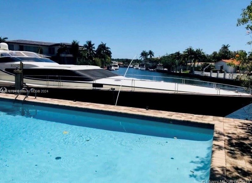 3180 165th St, Miami, FL 33054-6444