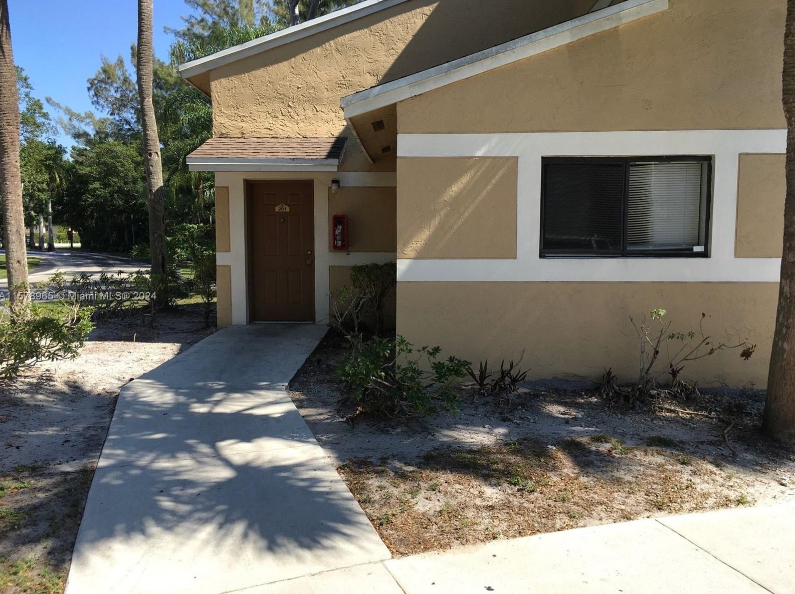 201 Palm Cir, Hollywood, FL 33025-1182