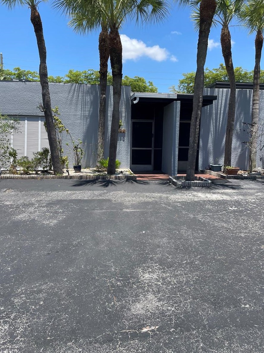 16520 Bridge End Rd, Hialeah, FL 33014