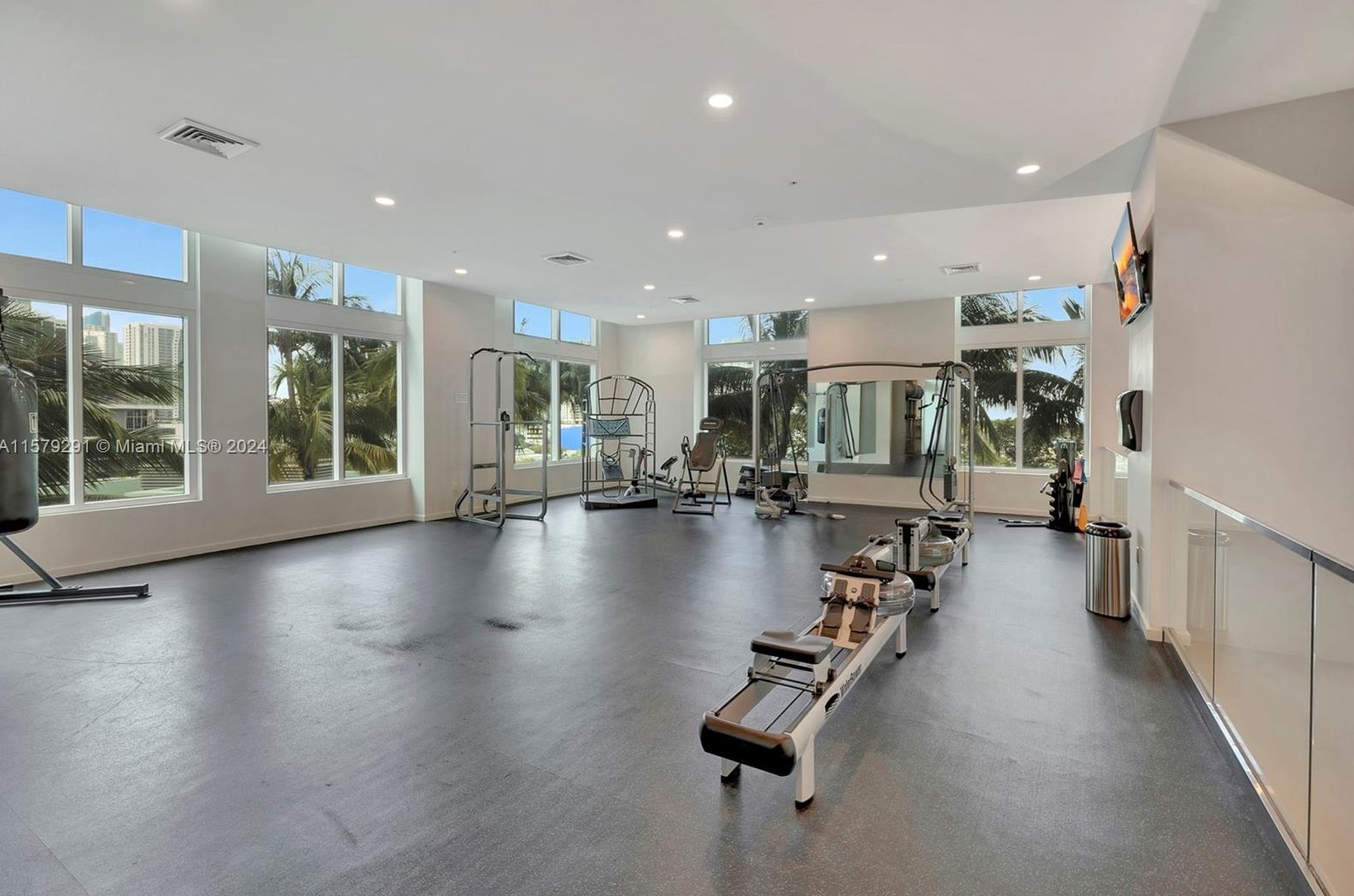 1900 Bayshore Dr, Miami FL  33133-3217 exterior