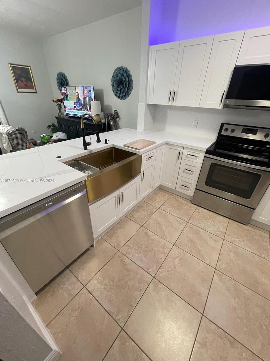 15680 40th St, Hollywood, FL 33027-4806