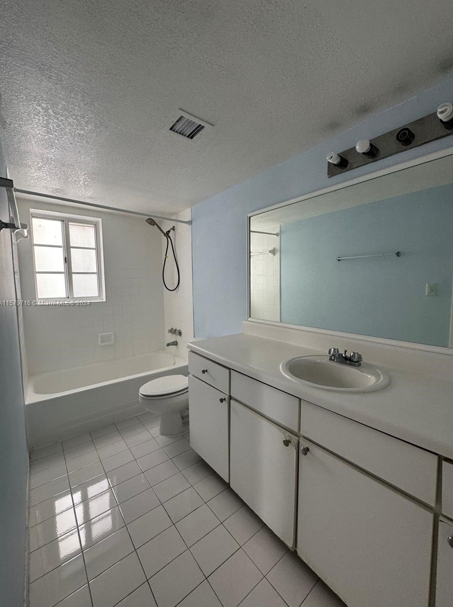 5221 Geneva Way, Miami FL 33166-4601 exterior