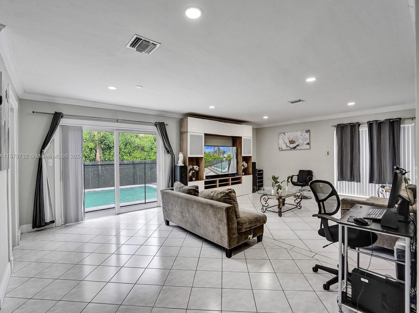 18615 90th Ave, Miami, FL 33157-7941