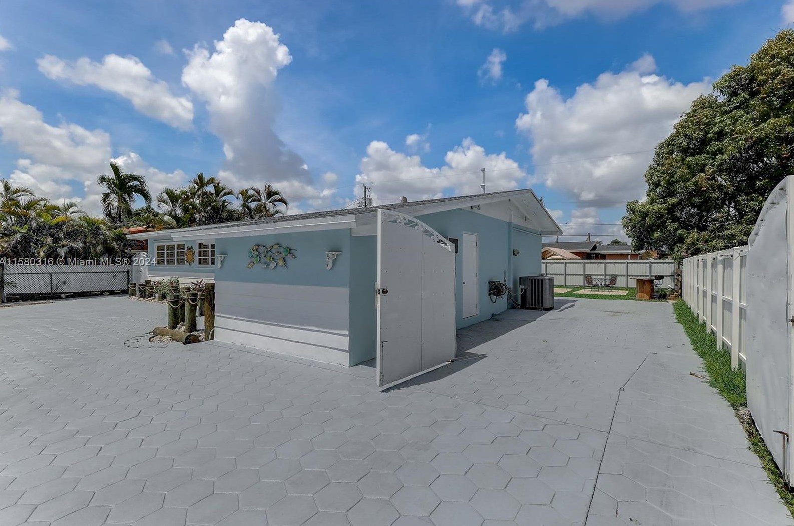 4660 8th Ct, Hialeah FL  33012-3512 exterior