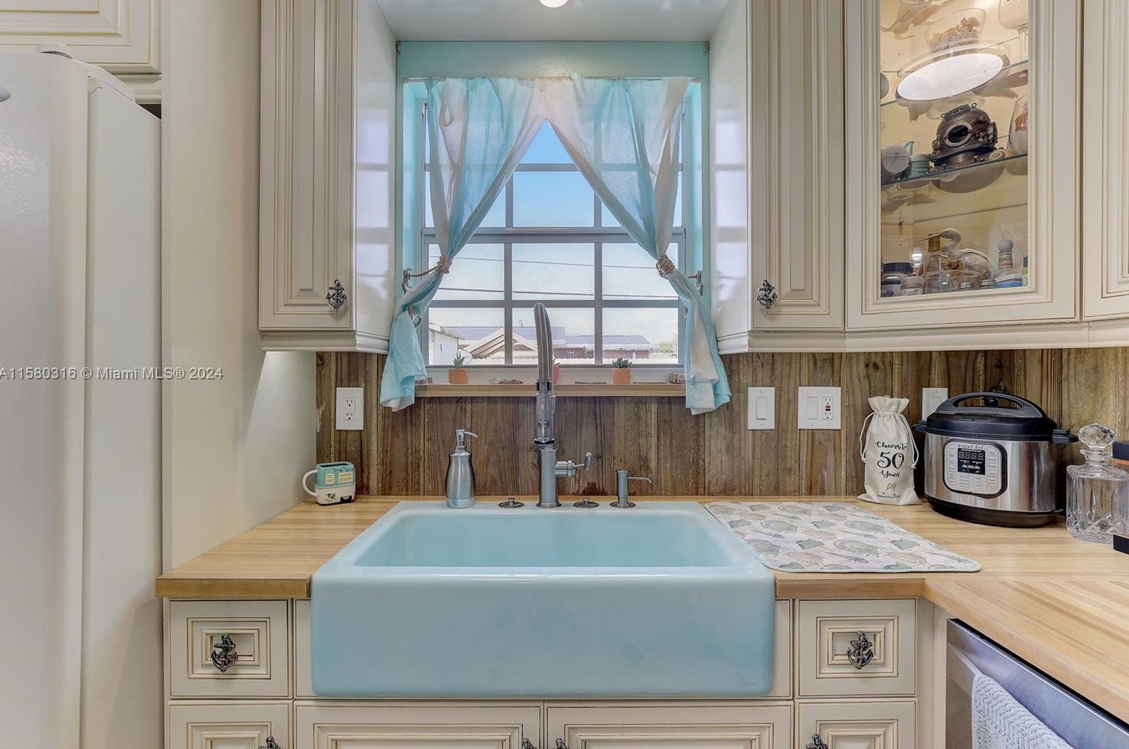 4660 8th Ct, Hialeah FL  33012-3512 exterior