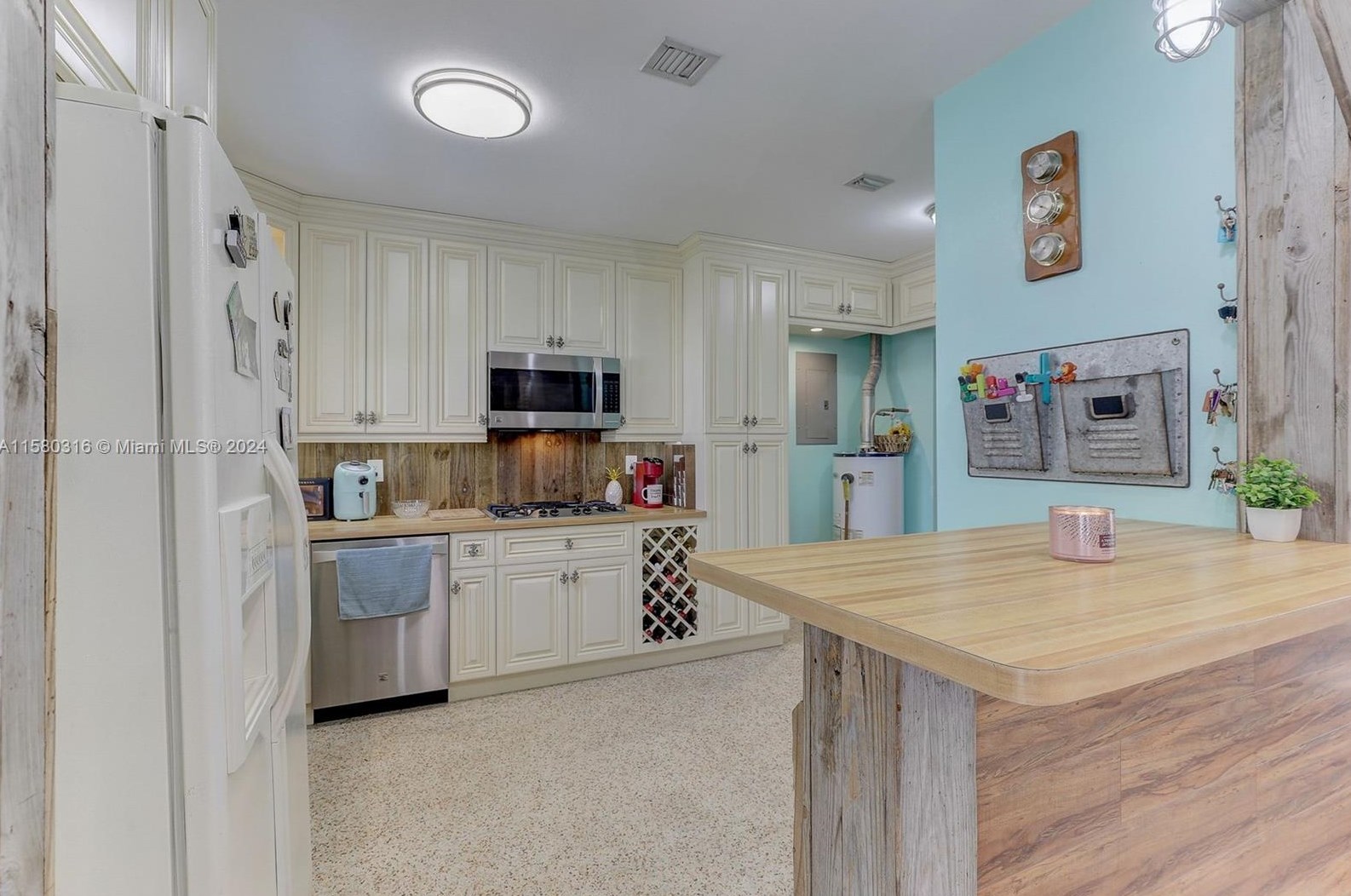 4660 8th Ct, Hialeah FL  33012-3512 exterior