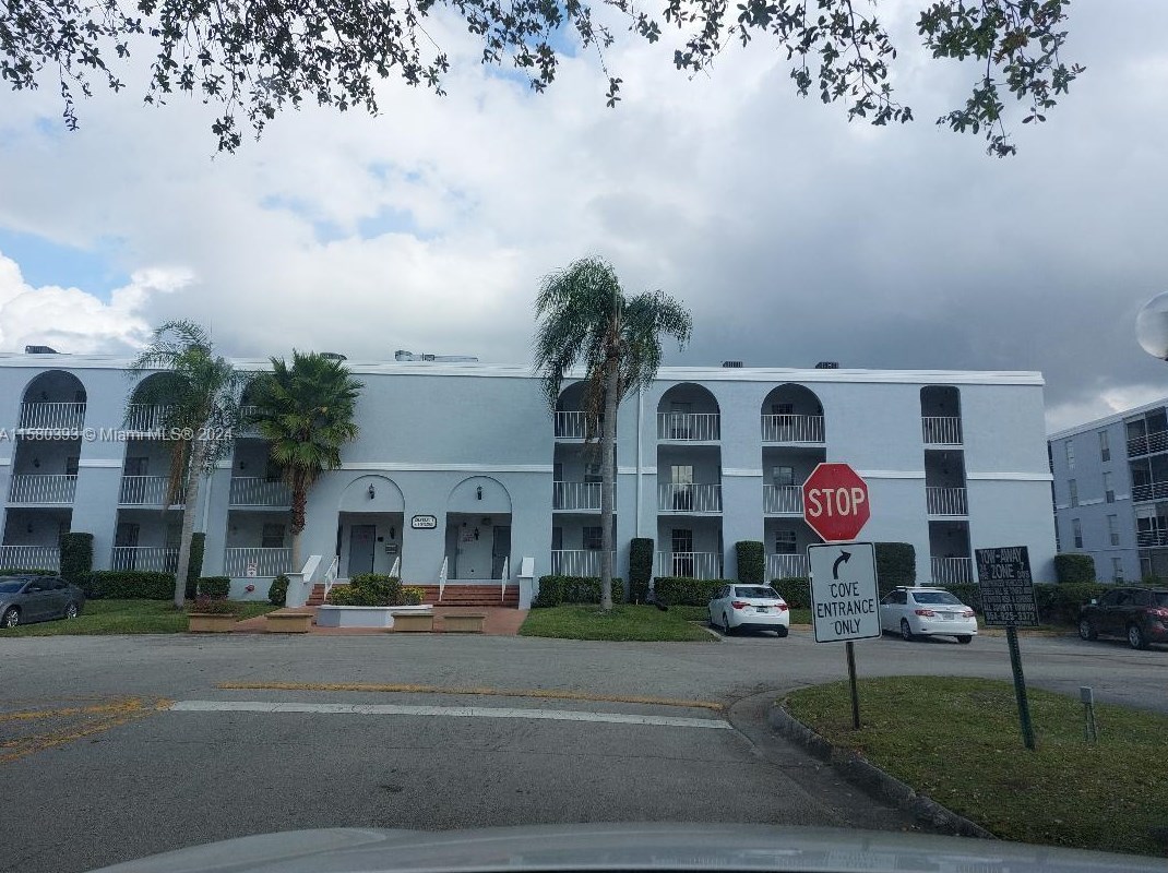 661 N University Dr #1-204, Hollywood, FL 33024