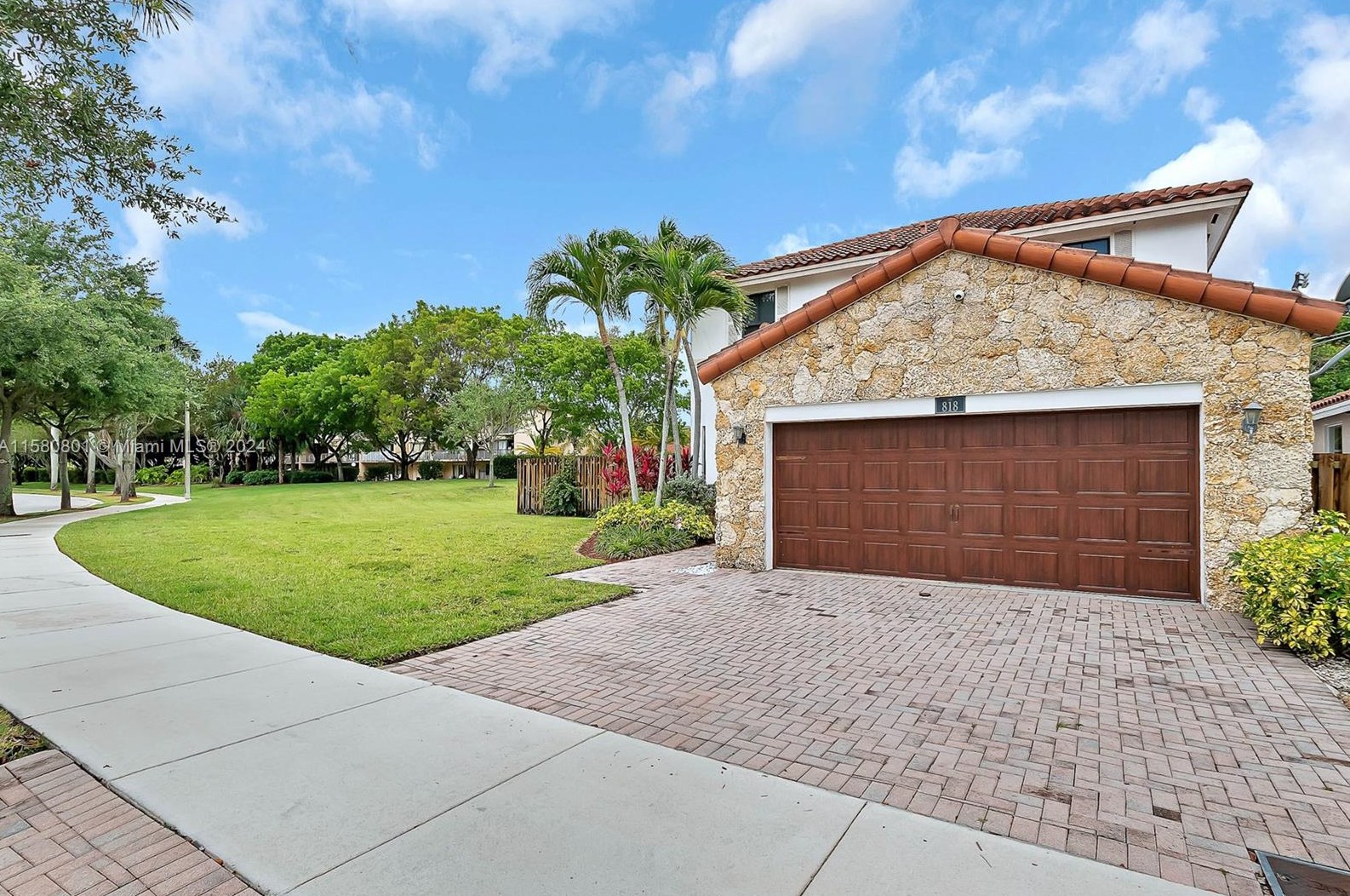 818 99th Ct, Miami, FL 33172-5727