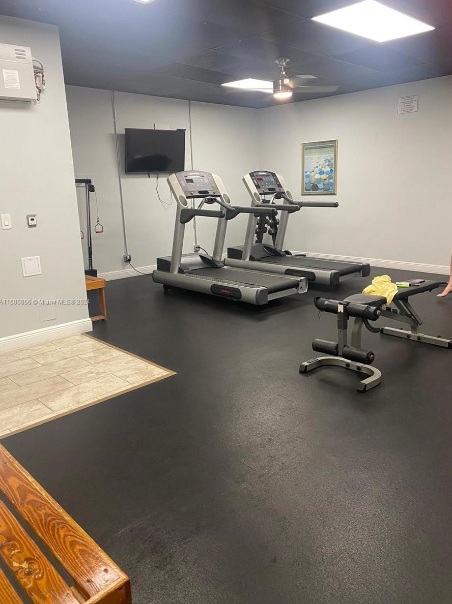 201 Briarwood Cir, Hollywood FL  33024-1307 exterior