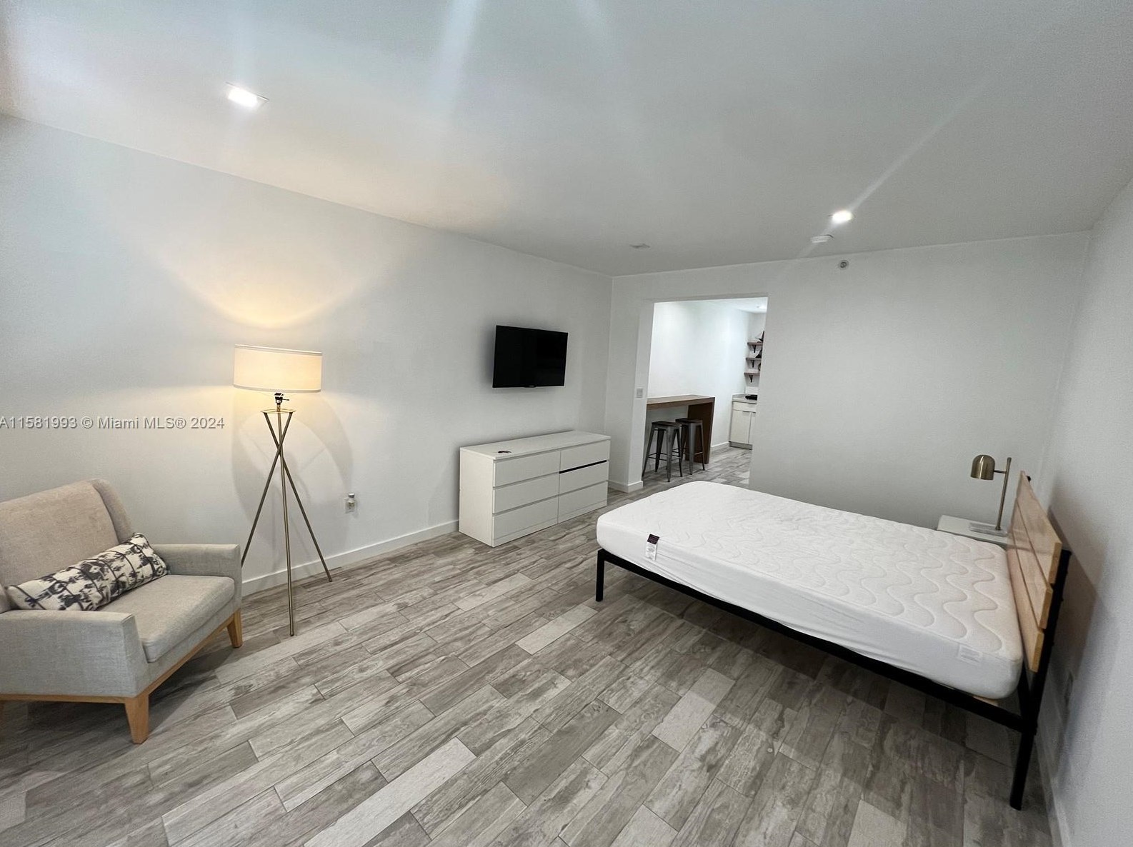220 Collins Ave #4a, Miami Beach, FL 33139