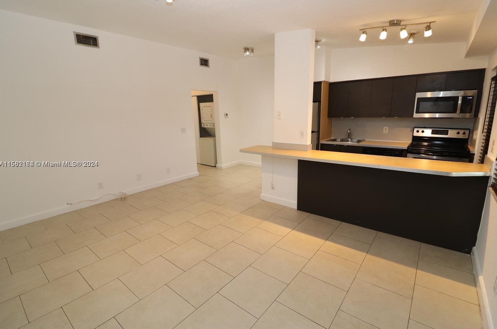 6835 Rue Versailles, Miami, FL 33141-3704