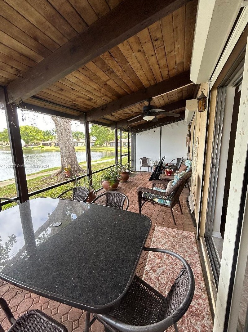 318 Briarwood Cir, Hollywood FL  33024-1313 exterior