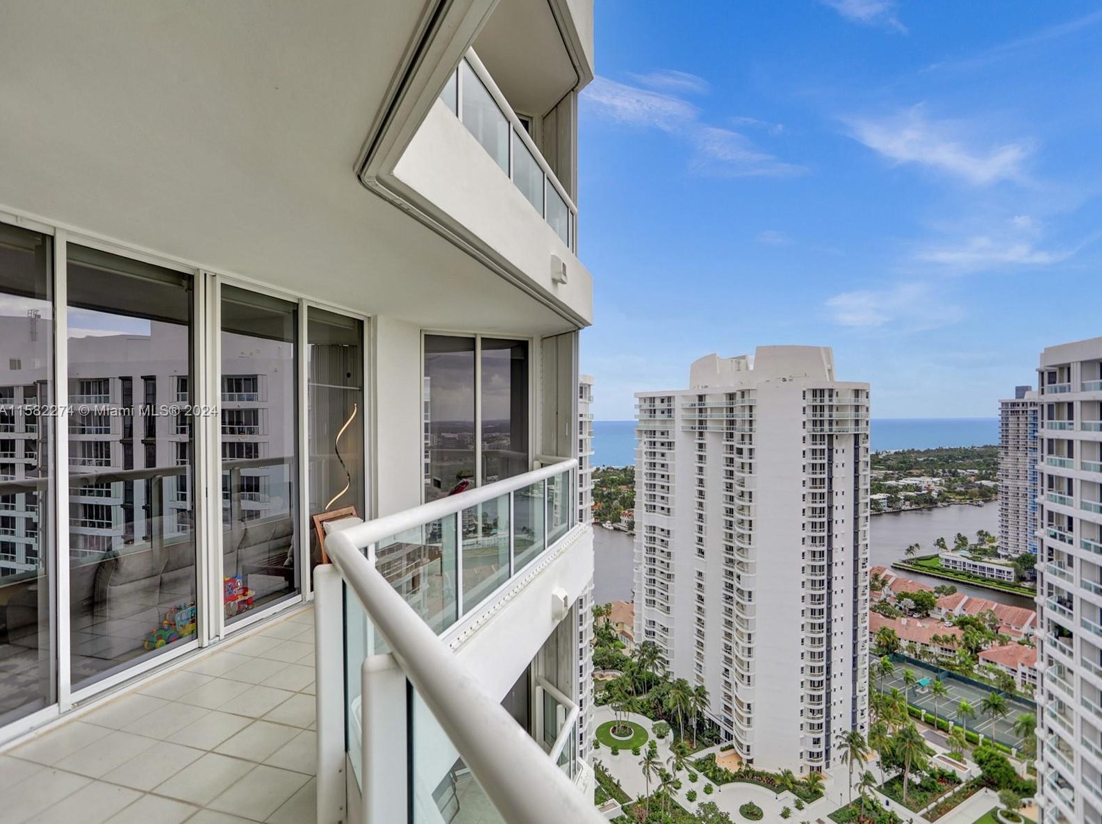 21205 Yacht Club Dr, Miami FL  exterior