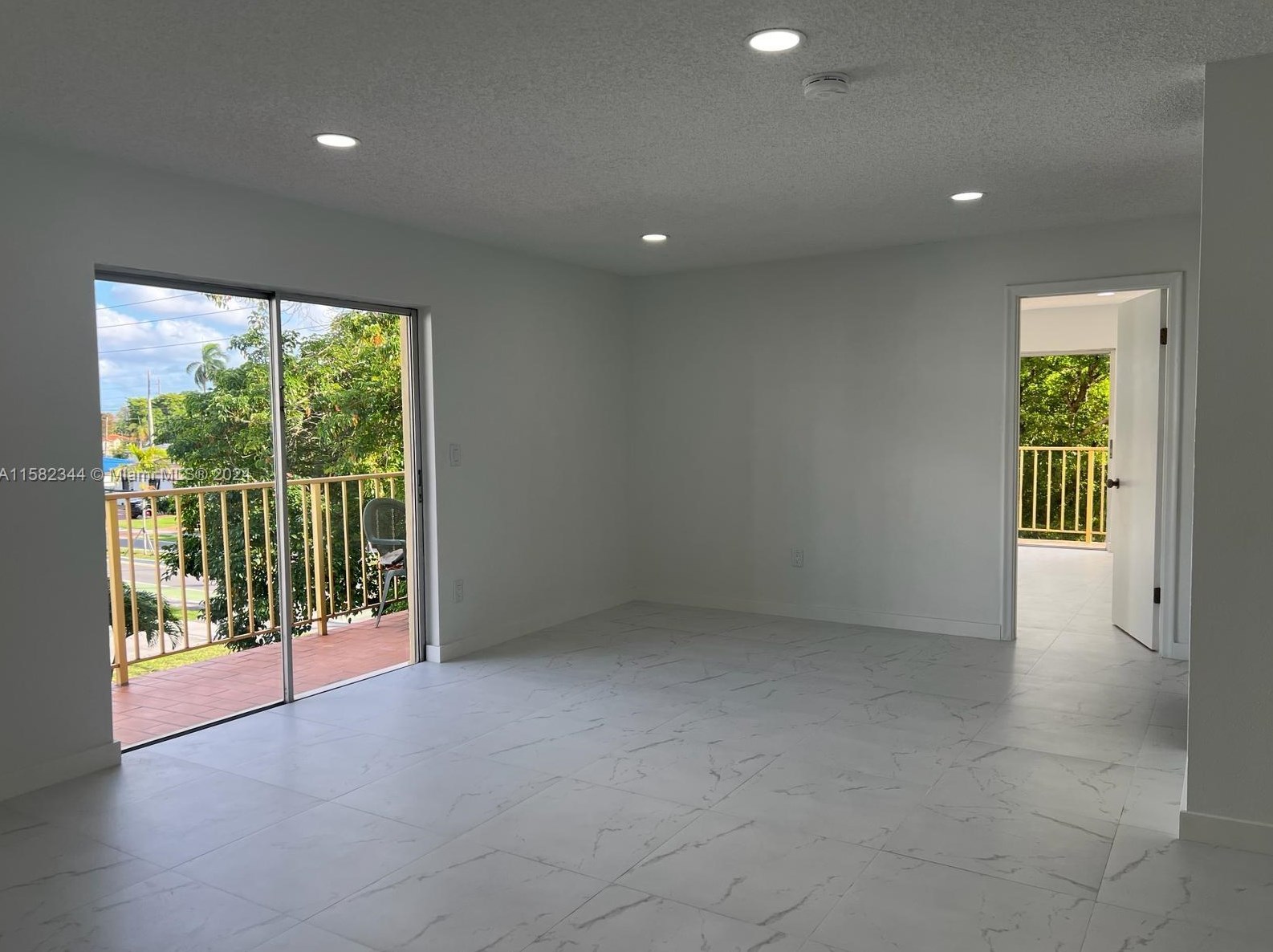 309 Royal Poinciana Blvd, Miami, FL 33166-6160
