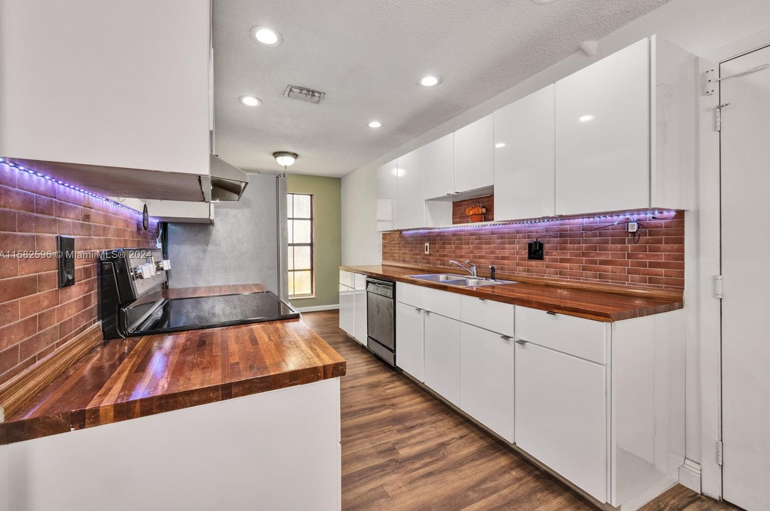 3437 Foxcroft Rd, Hollywood FL  33025-4169 exterior