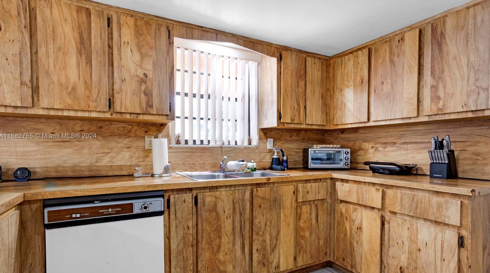 200 Melrose Dr, Miami FL 33166-5034 exterior