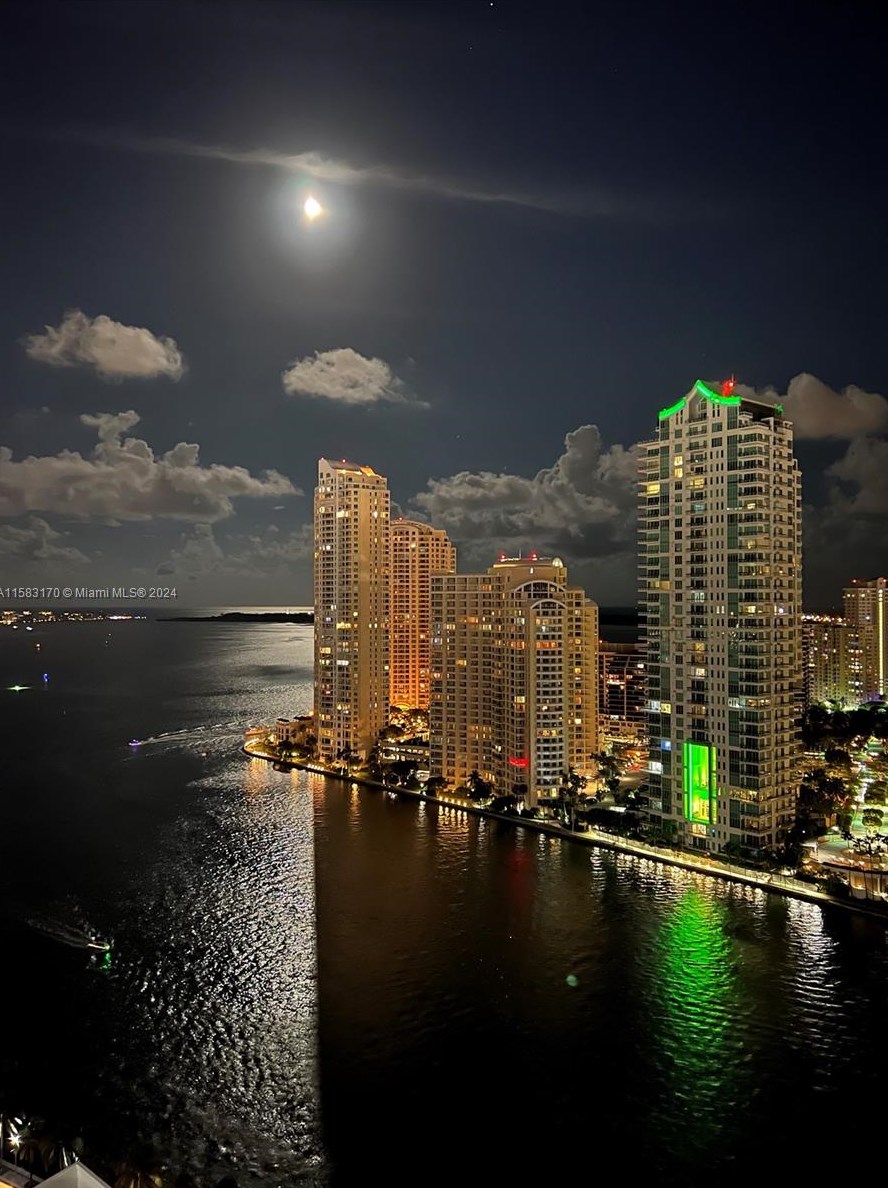 300 Biscayne Blvd, Miami FL  33131-5308 exterior