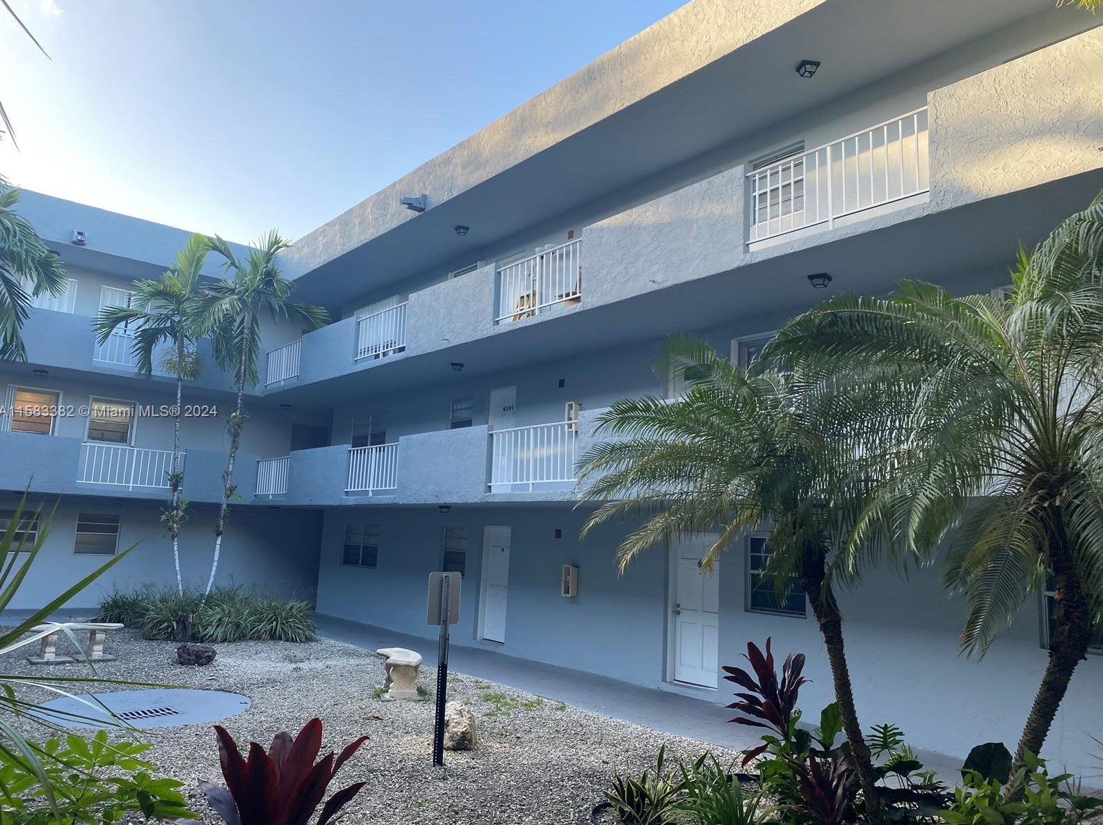 1735 W 60th St #m301, Hialeah, FL 33012