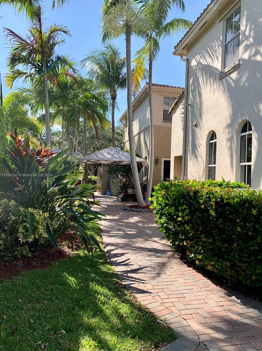 838 Spinnaker Dr, Hollywood, FL 33019-5025