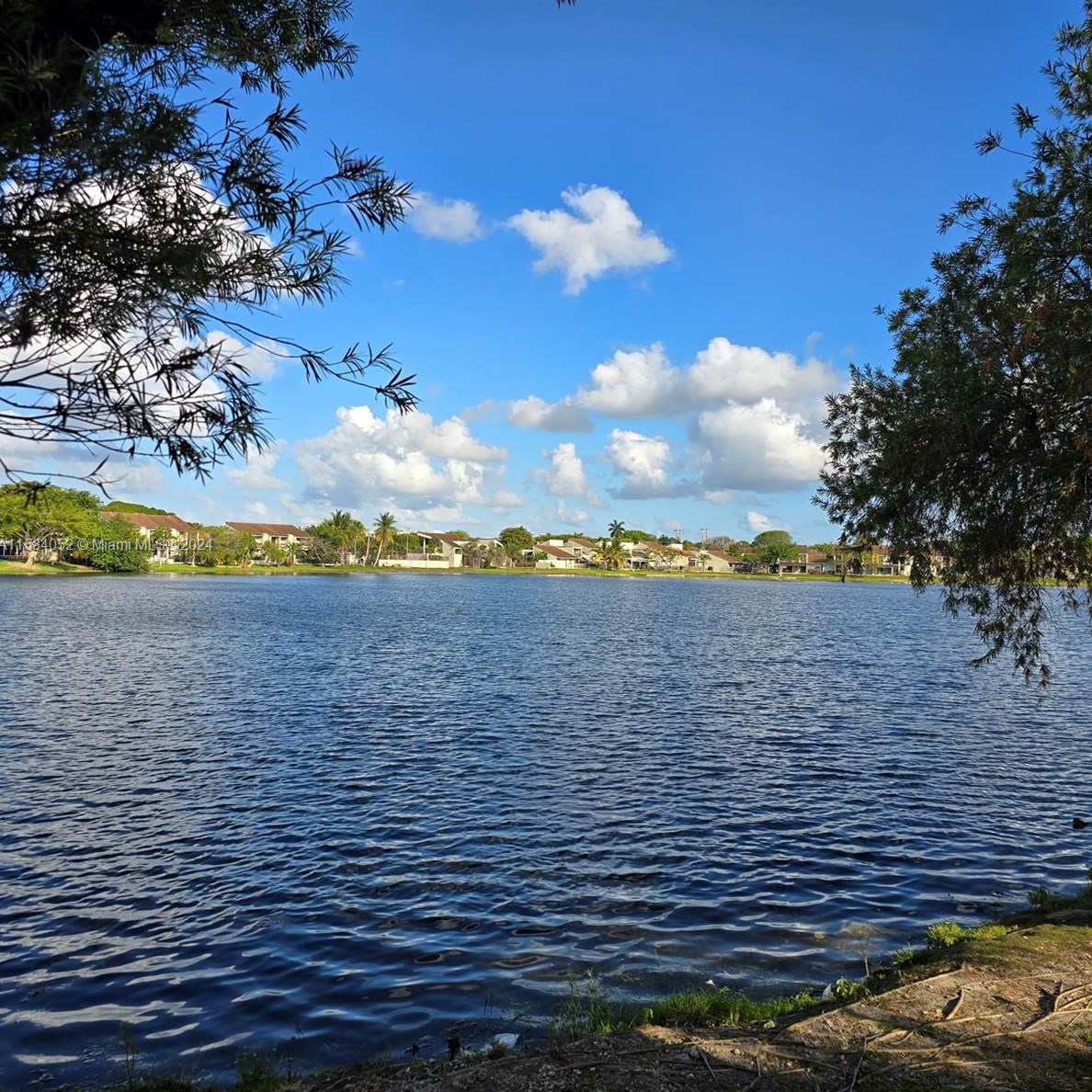 9371 Fontainebleau Blvd, Miami FL  33172-5687 exterior