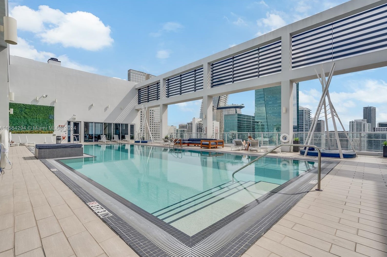 151 1st St, Miami FL 33132-2501 exterior