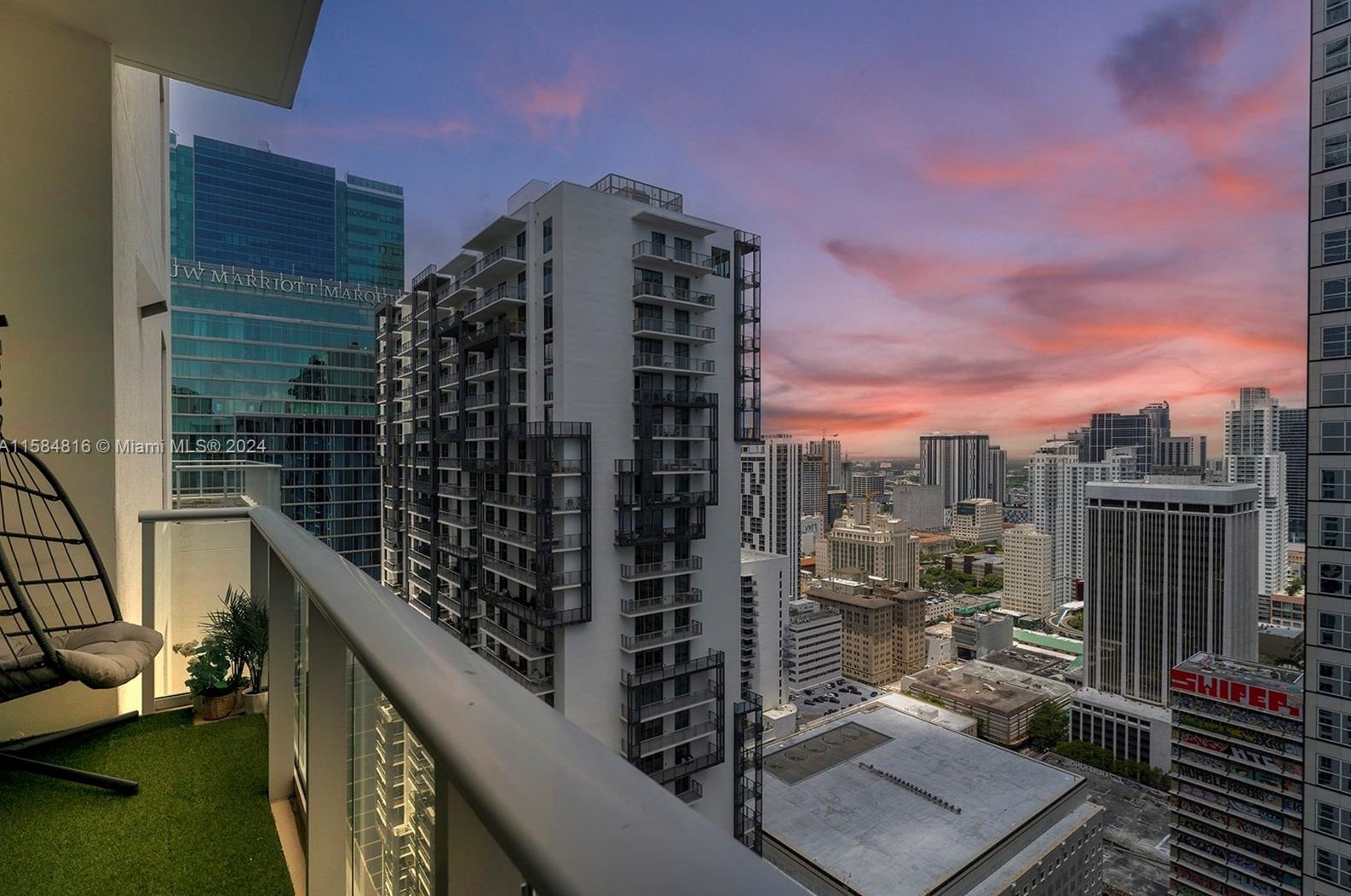 300 Biscayne Blvd, Miami FL  33131-5308 exterior