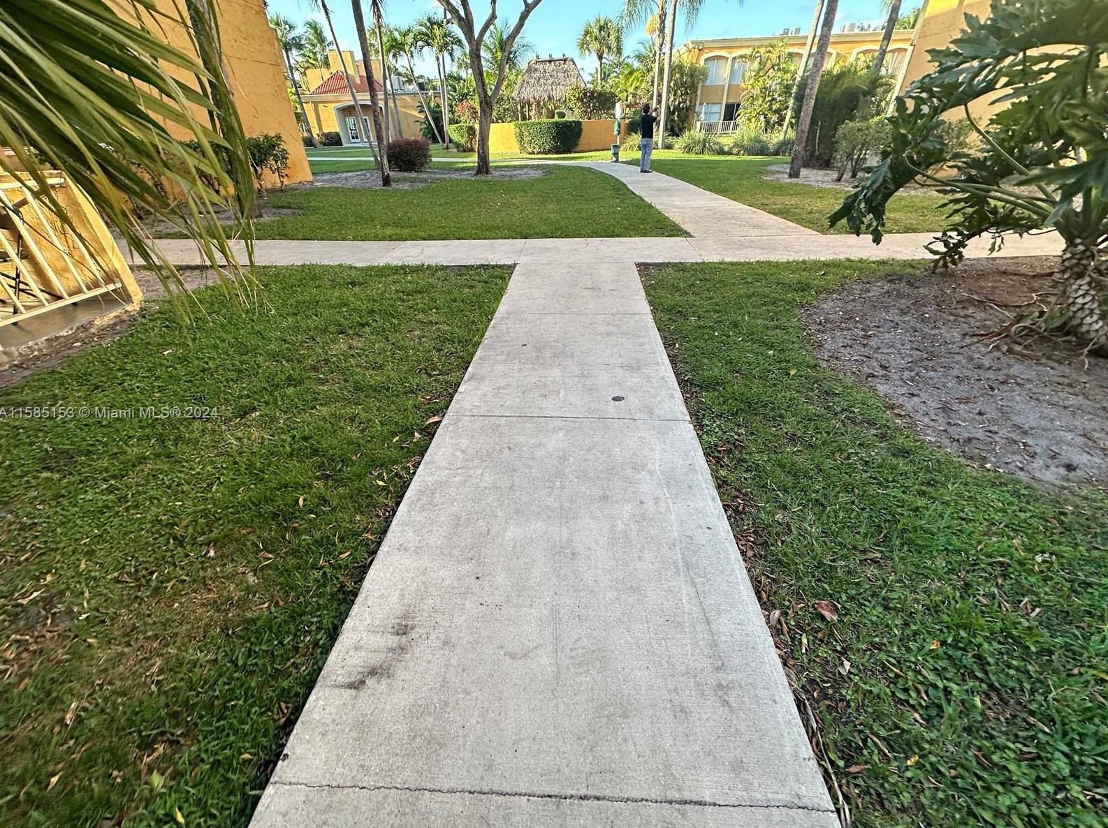 17911 68th Ave, Hialeah FL  33015-3957 exterior