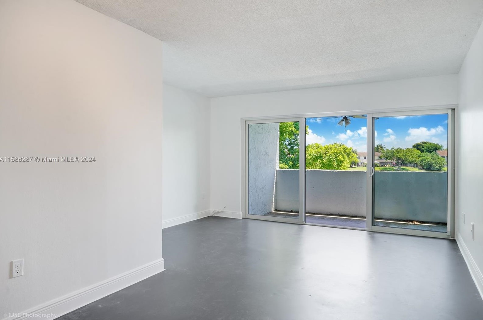9369 Fontainebleau Blvd, Miami, FL 33172-5686