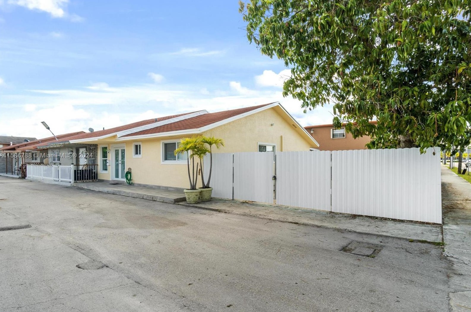 330 W 74th Pl #330, Hialeah, FL 33014