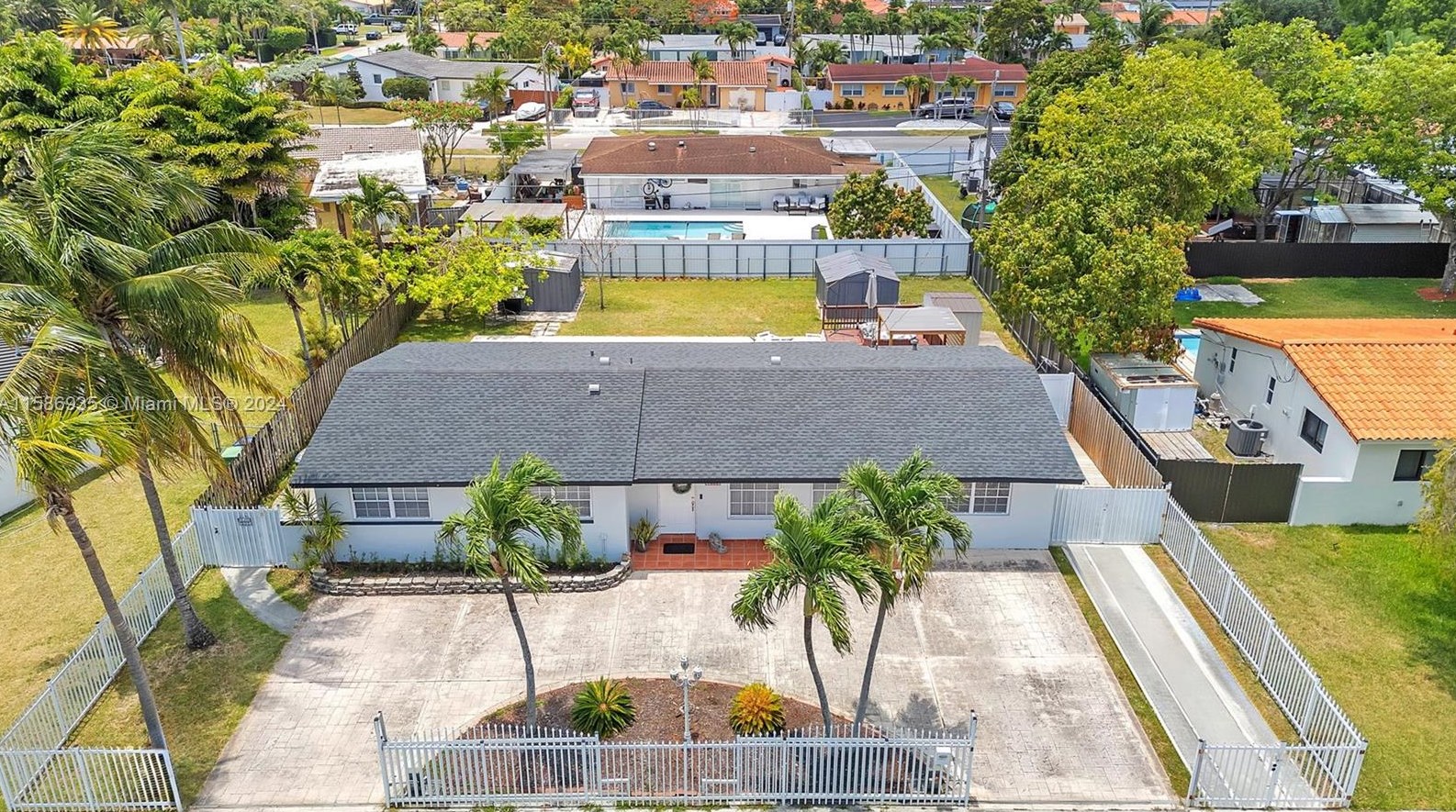 1830 92 Ct, Miami FL 33189-2464 exterior