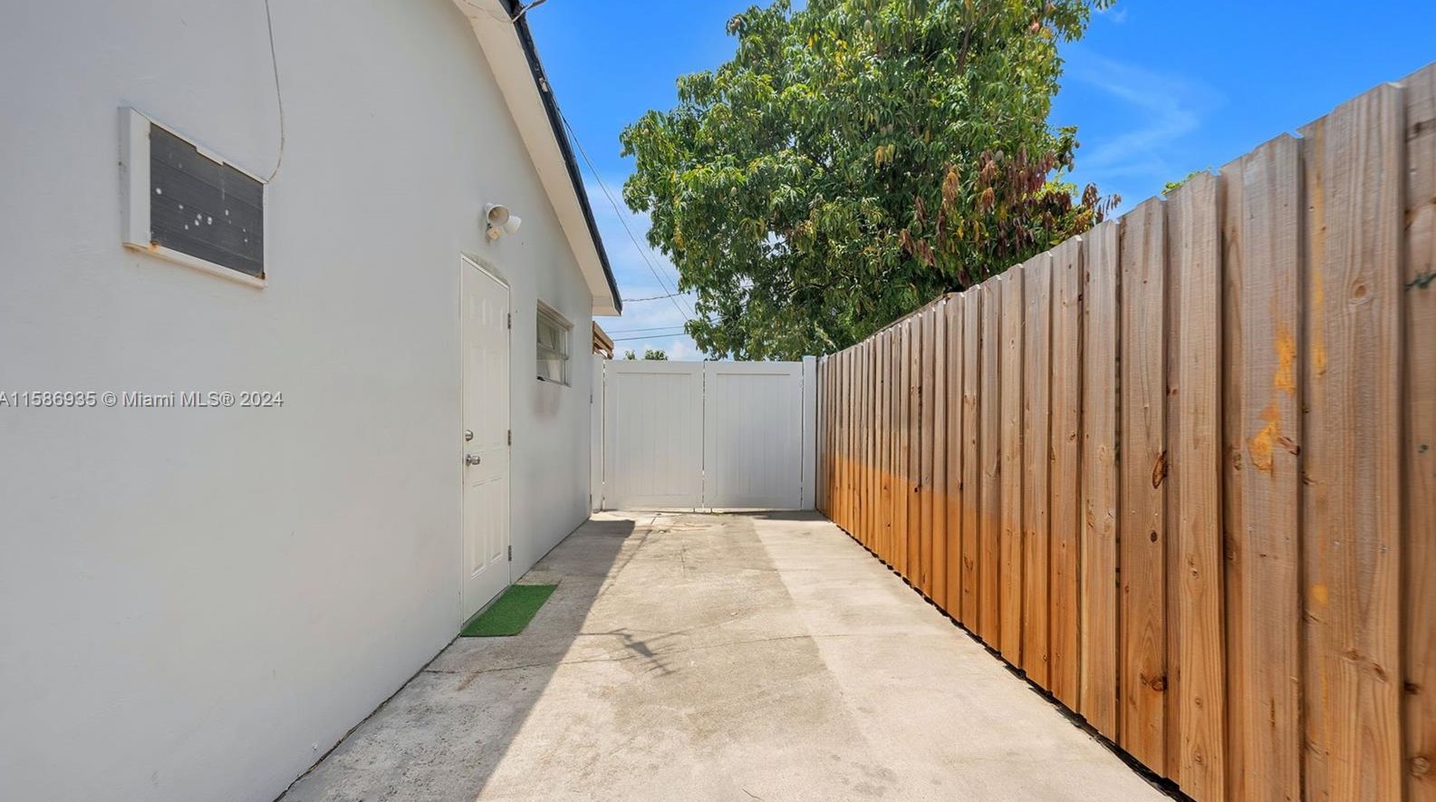 1830 92 Ct, Miami FL 33189-2464 exterior