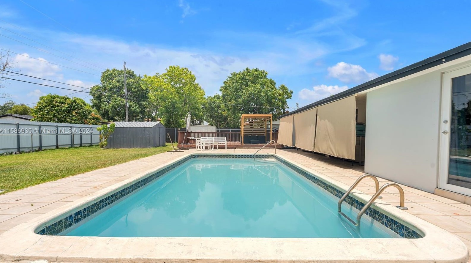 1830 92 Ct, Miami FL 33189-2464 exterior