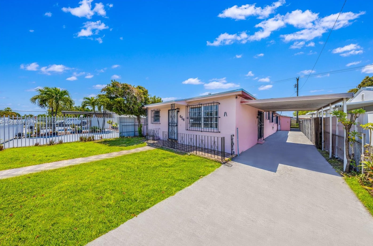 654 E 35th St, Hialeah, FL 33013