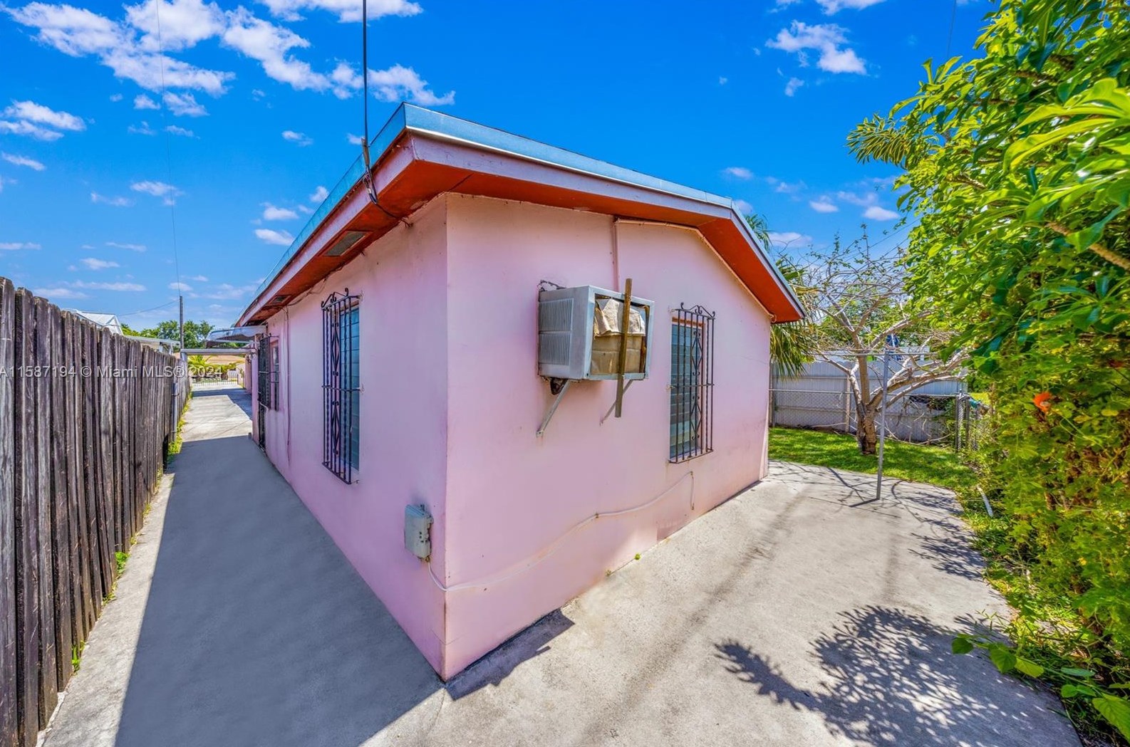 654 35 St, Hialeah FL  33012-4828 exterior