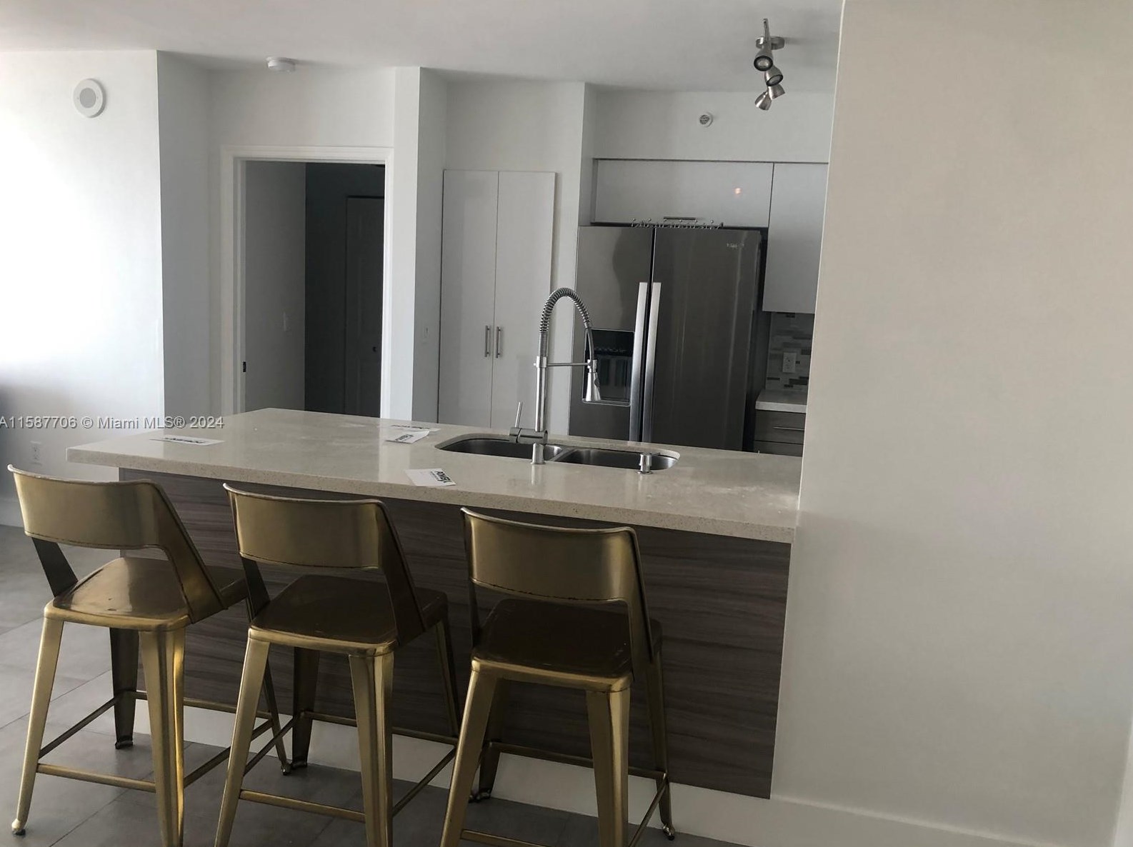 1155 Brickell Bay Dr #809, Miami, FL 33131