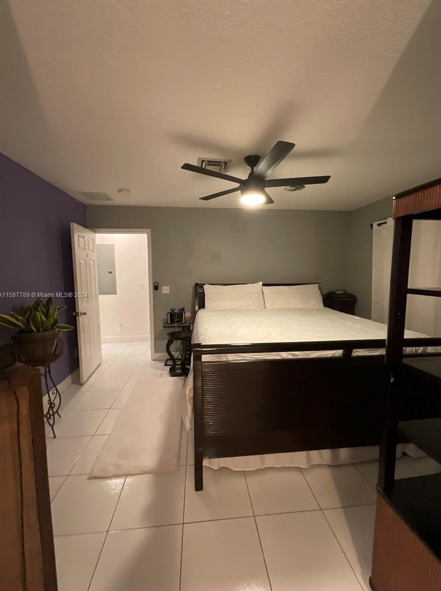 2220 Cody St, Hollywood FL 33021-2139 exterior