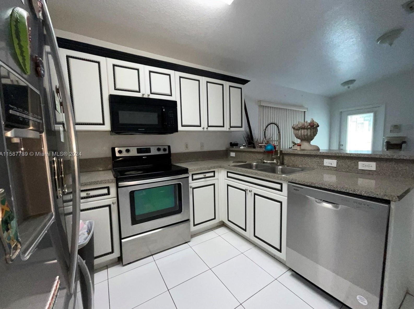 2220 Cody St, Hollywood FL 33021-2139 exterior