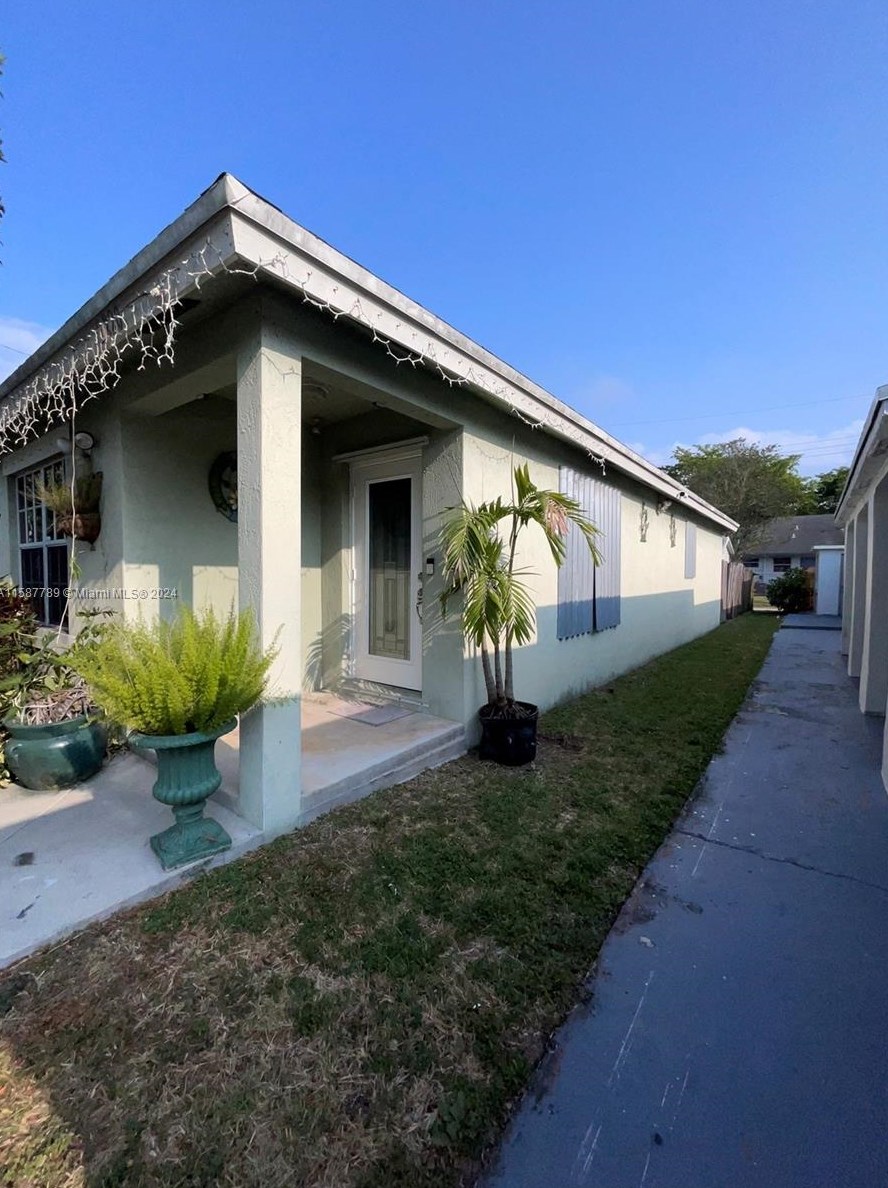 2220 Cody St, Hollywood FL 33021-2139 exterior