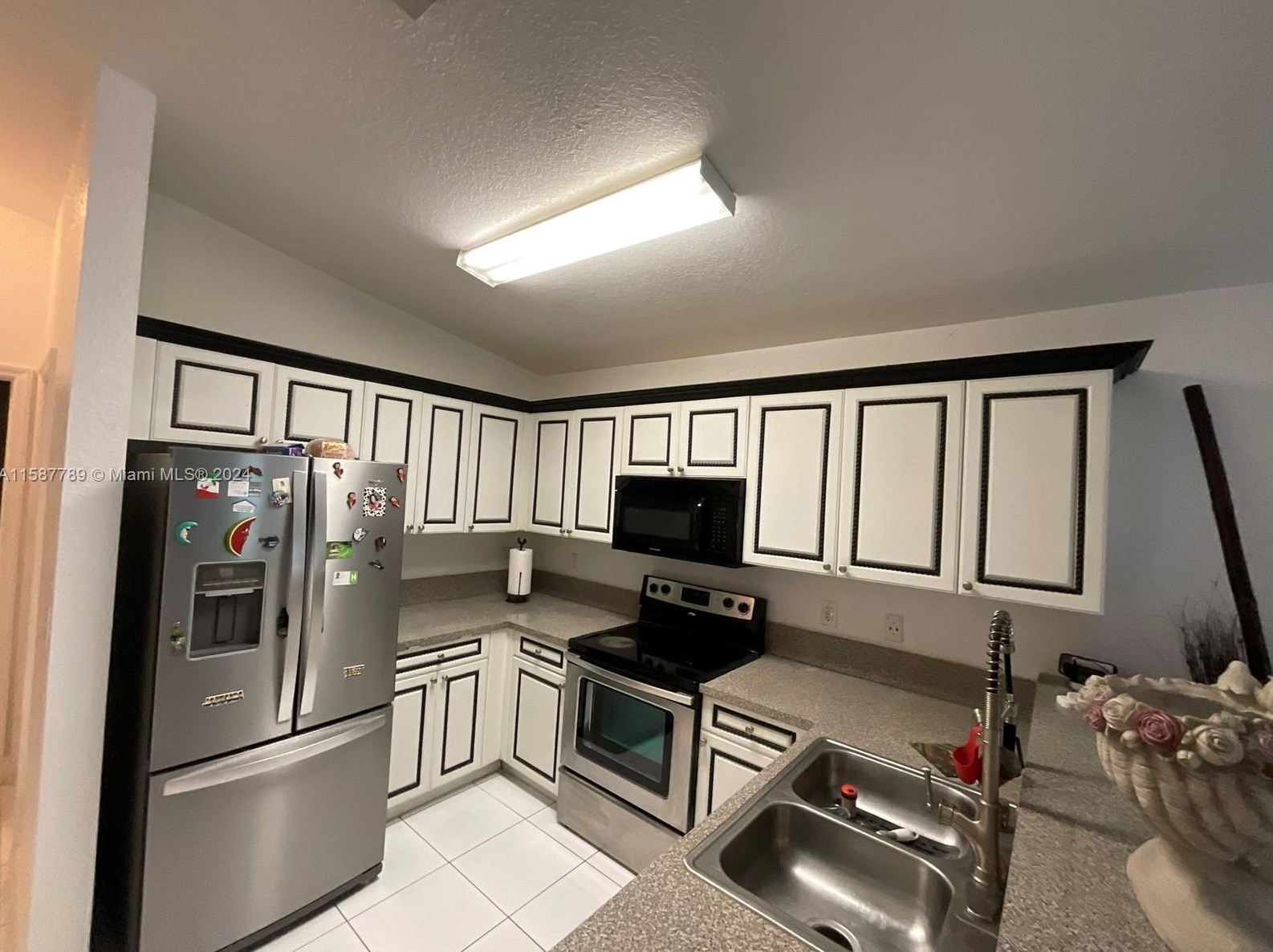 2220 Cody St, Hollywood FL 33021-2139 exterior