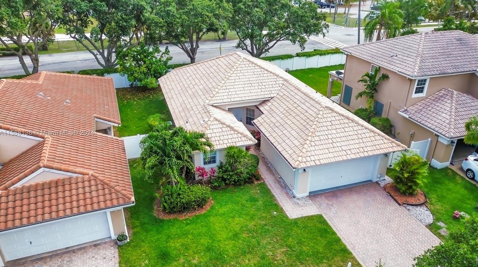 12 Valencia Dr, Boynton Beach, FL 33436-1858