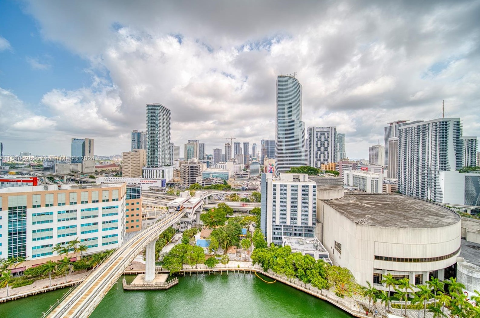 31 5th St, Miami FL 33131-2505 exterior