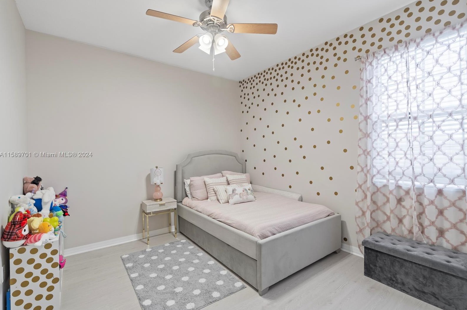 696 191st St, Miami FL  33179-3922 exterior