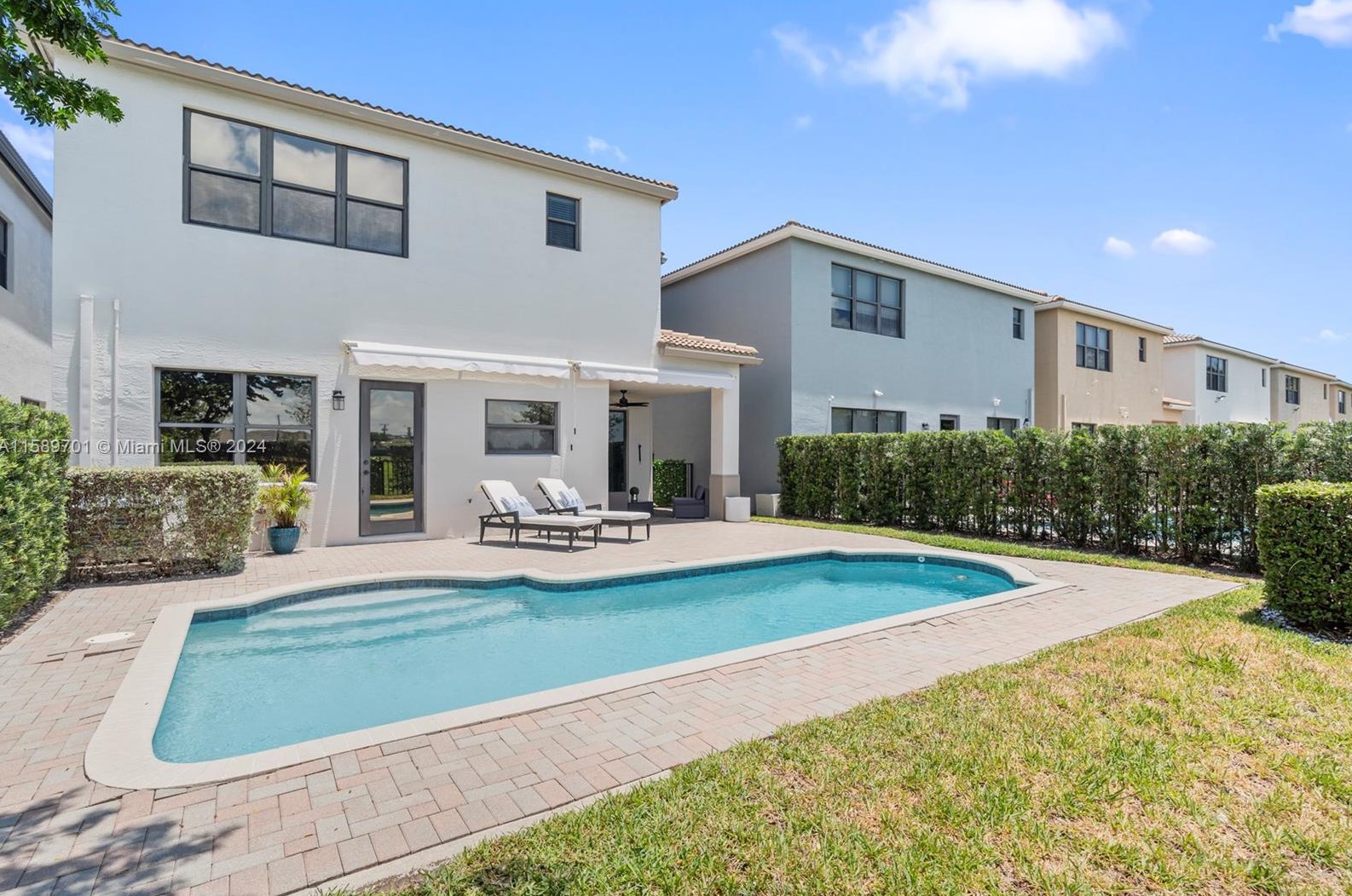 696 191st St, Miami FL  33179-3922 exterior