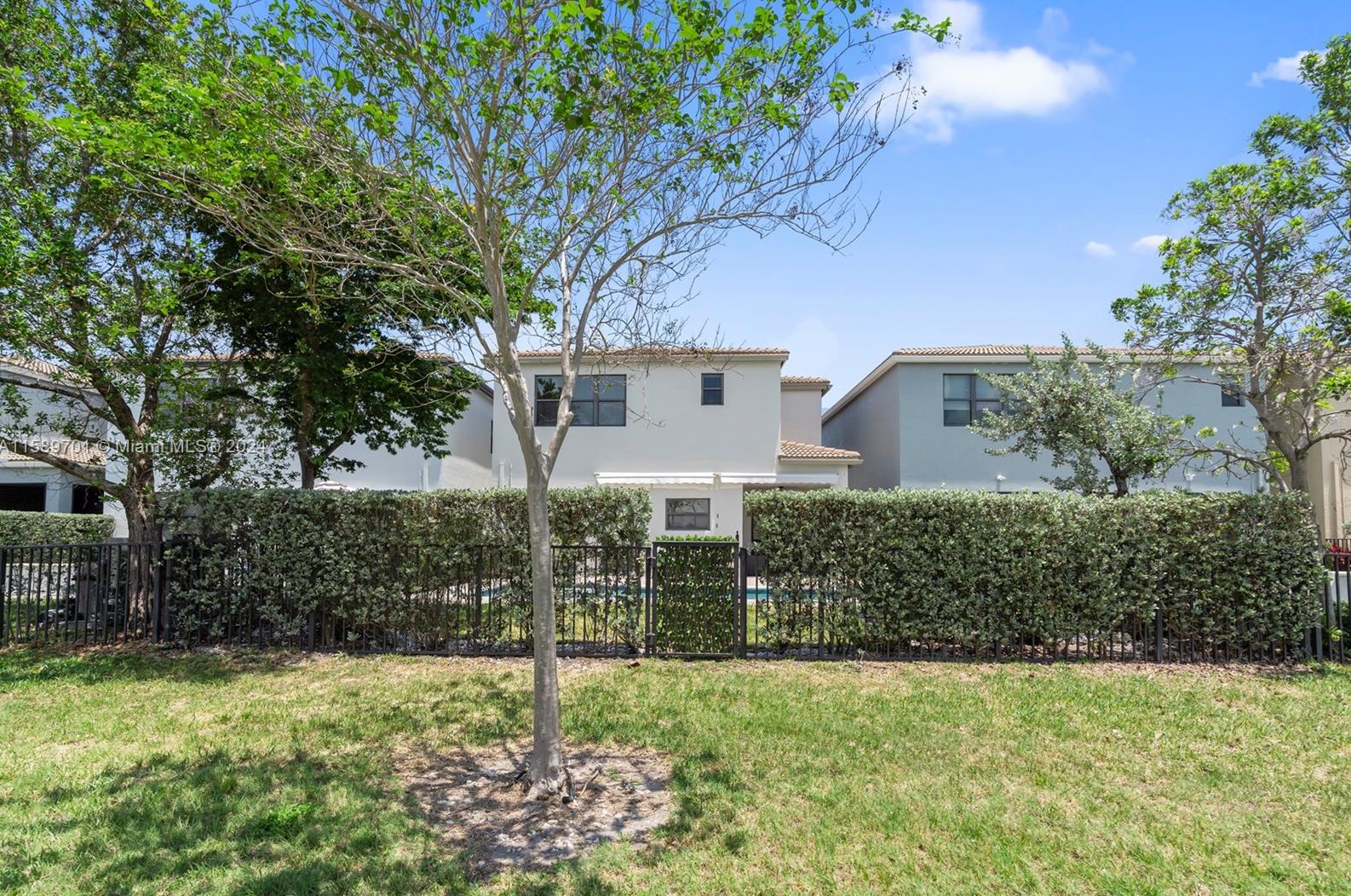 696 191st St, Miami FL  33179-3922 exterior