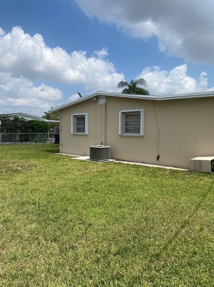 10520 27th St, Miami FL  33165-2710 exterior