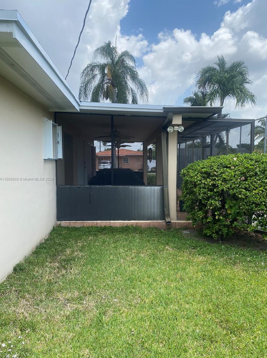10520 27th St, Miami FL  33165-2710 exterior