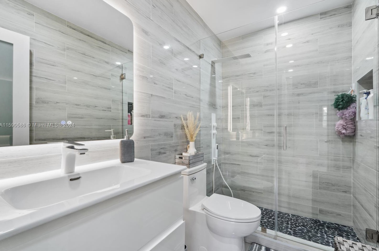 525 43rd Pl, Hialeah FL  33012-3851 exterior